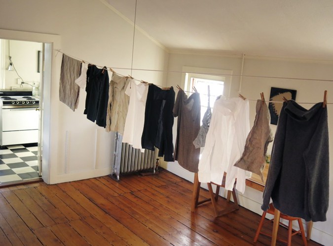 Tác hại của việc phơi quần áo trong nhà